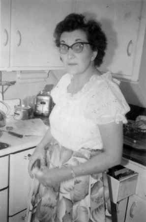 Florence Gallup in kitchen.jpg (53782 bytes)