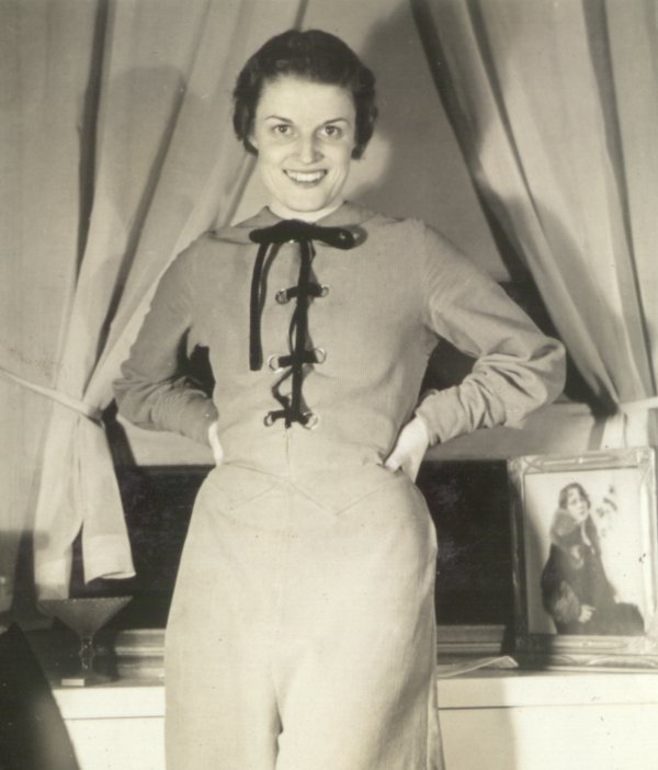 Lois Miller in gown.jpg (52942 bytes)